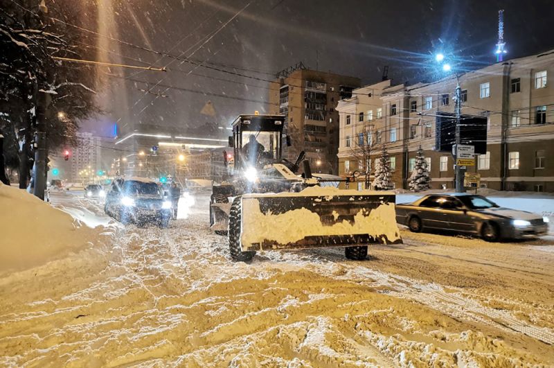 «В первую очередь, от снега очищают подъёмы и дороги, по которым ходит общественный транспорт», - уточнил мэр Юрий Шалабаев.