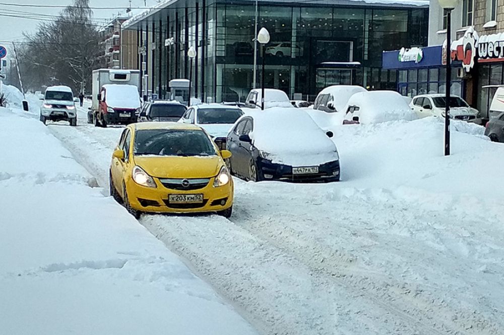На дорогах и во дворах разворачивается настоящий снежный автоквест.
