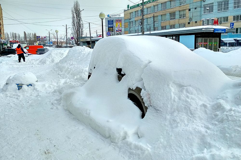 Снегопад завалил некоторые припаркованные машины по самые крыши.