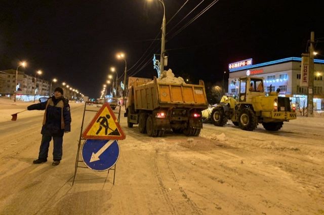 Ночью для вывоза снега с дорог Самары количество машин увеличили до 164