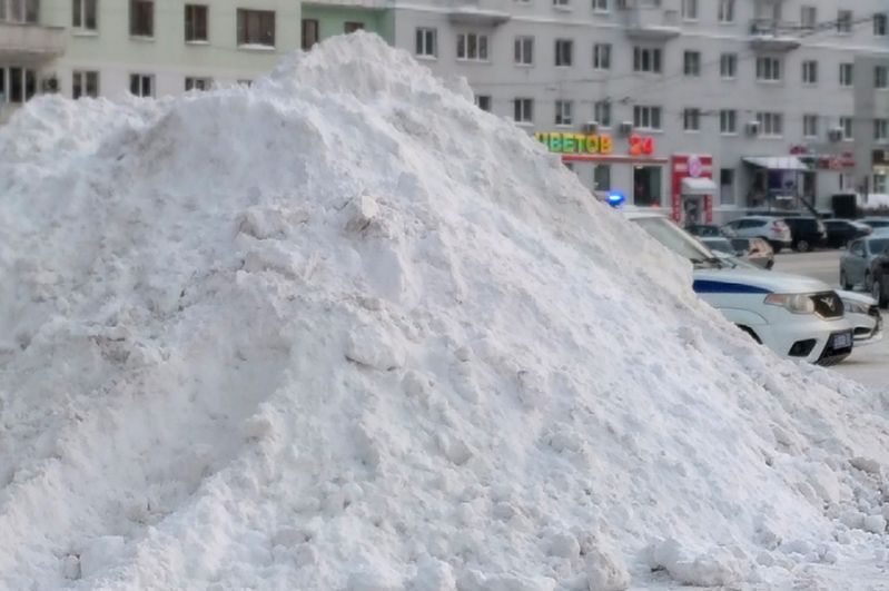 На улицах и площадях выросли рукотворные сугробы - вывозить снег не всегда успевали.