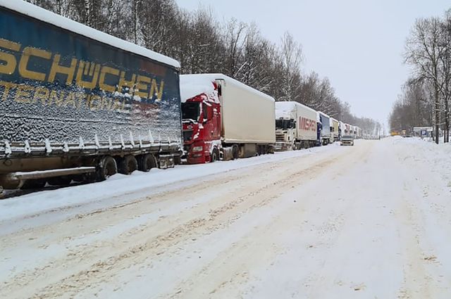 В Брянской области на границе с Украиной образовалась пробка из грузовиков
