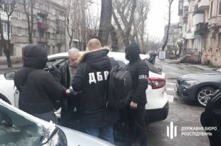 В Каменском следователя и адвоката задержали на взятке в 5 тыс. долларов