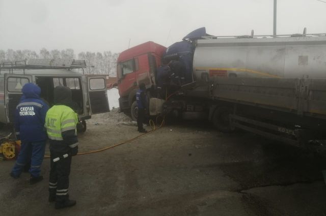 Под Новосибирском столкнулись грузовик с бензовозом