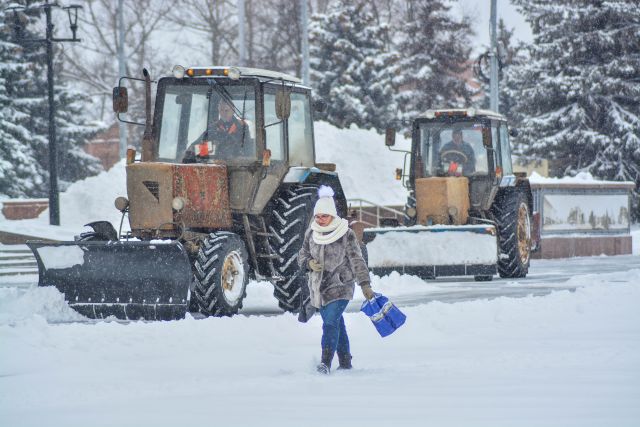 Почти 130 человек убирают улицы Тулы от снега