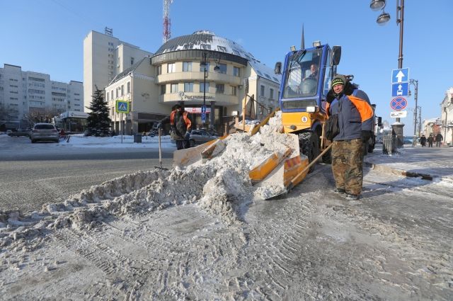 Ночью на улицах Тюмени работало около 300 снегоуборочных машин