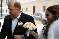 Шеф-повар, шоумен Константин Ивлев, и модель, журналист Валерия Куденкова, перед началом церемонии бракосочетания у Дворца бракосочетания № 1 в Москве.