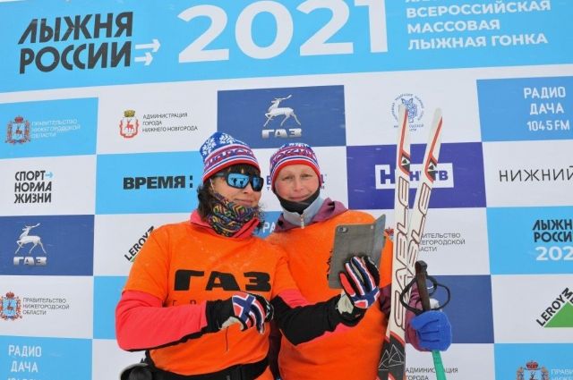 Дружная команда «Группы ГАЗ» вышла на старт забега в яркой оранжевой форме.