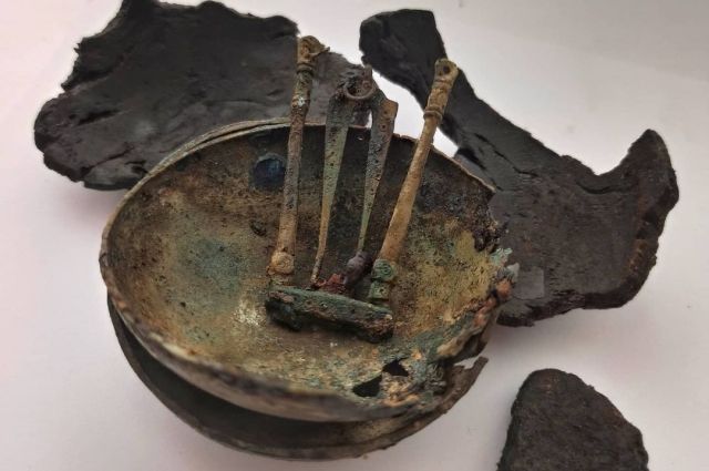 Весы из древнего погребения исследуют псковские археологи