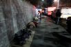 Монтеррей, Мексика. Сотрудники гражданской обороны проверяют спящих на улице людей во время аномальных холодов.