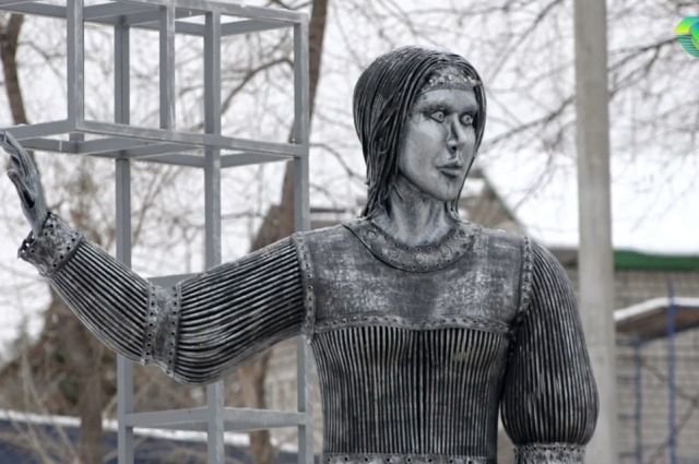 Памятник Аленке ушел с молотка за 2,6 миллионов рублей.