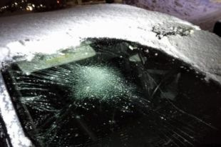 Во Львове пьяный мужчина повредил два автомобиля и избил водителей.