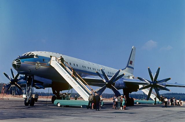 Самый большой в мире турбовинтовой пассажирский самолёт Ту-114. Ни один пассажирский трап, используемый в США в 1960-х гг., не мог достать до дверей лайнера, настолько самолёт был огромен.