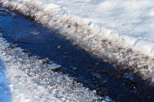 Качество многих дорог не отвечает нормативным требованиям.