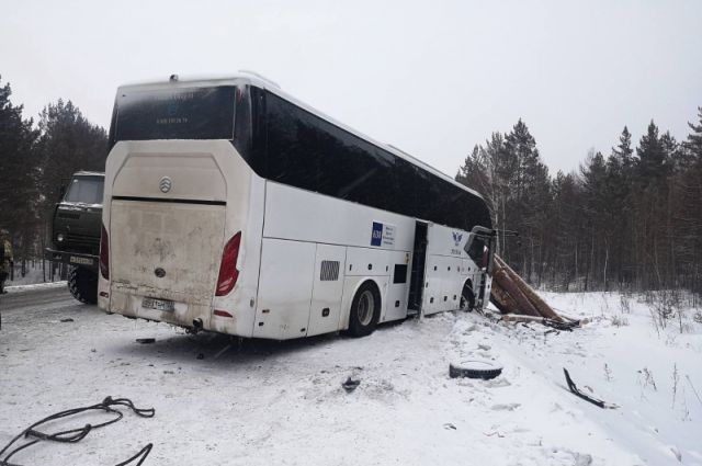 Число жертв ДТП с лесовозом и автобусом под Иркутском возросло до пяти