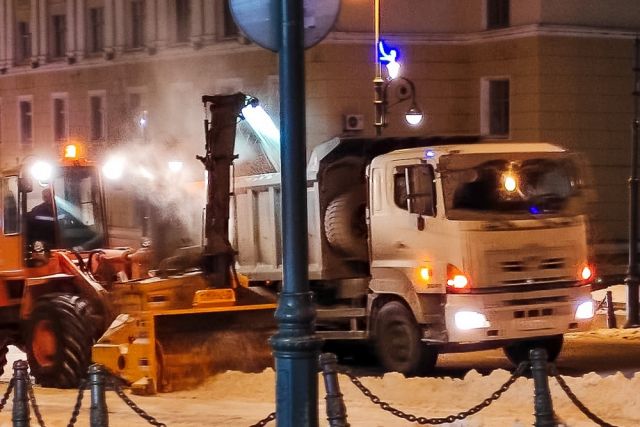 Во Владивостоке круглосуточно чистят от снега главные транспортные артерии