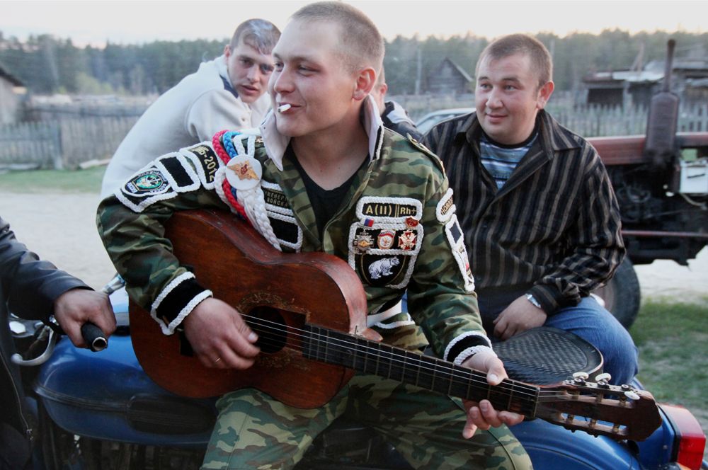 «Дембель» играет на гитаре в кругу односельчан, 2012 г.