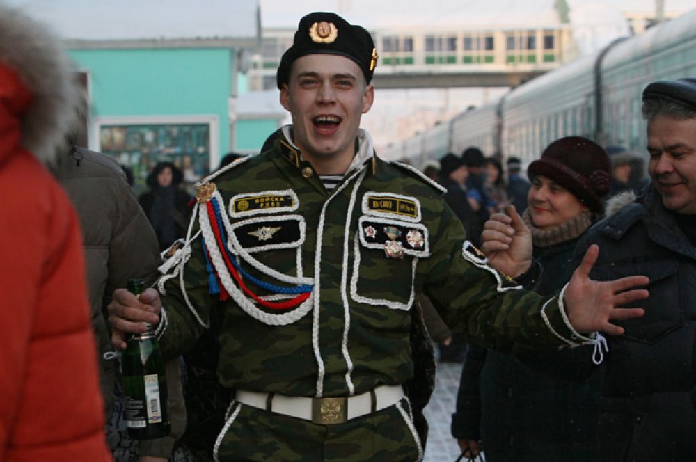 «Дембель» на перроне железнодорожного вокзала, 2011 г.