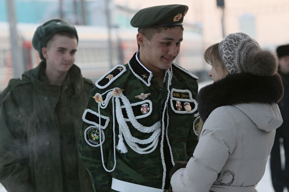 Девушка встречает на вокзале уволенного в запас солдата, 2011 г.