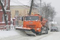 В непогоду дорожники работали и днём и ночью, но на весь город их сил и средств не хватило - областной центр стал в часовых пробках.