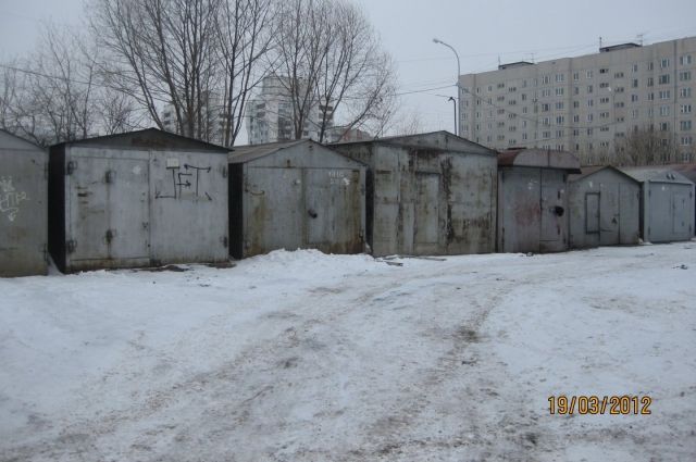Тюменцы самовольно установили гаражи в районе моста Челюскинцев