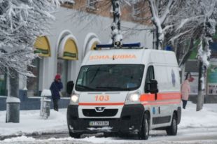 Во Львове на влюбленную пару упала глыба льда: девушка попала в больницу