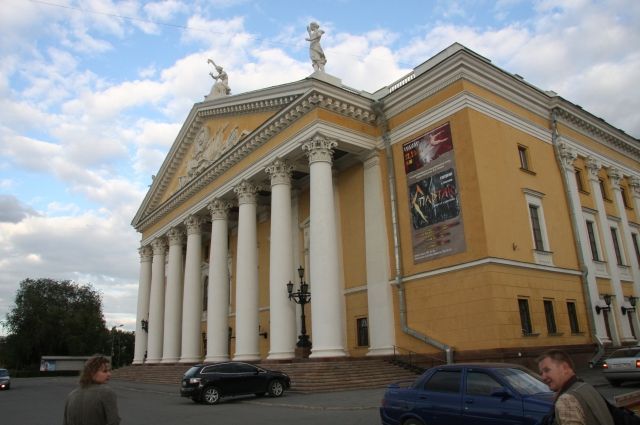В минкульте Челябинской области объяснили замену гранита при ремонте театра