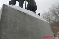 Очищать монументы в Оренбурге планируют мыльным раствором.