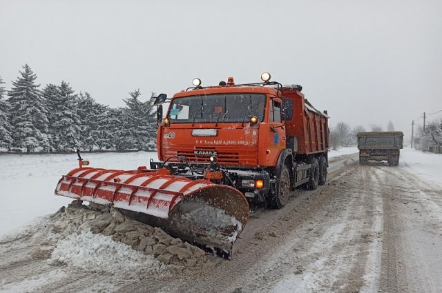 На дорогах Кубани продолжаются работы по ликвидации зимней скользкости