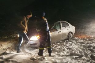 Водитель одной из машин повез пассажиров по льду Ириклинского водохранилища.