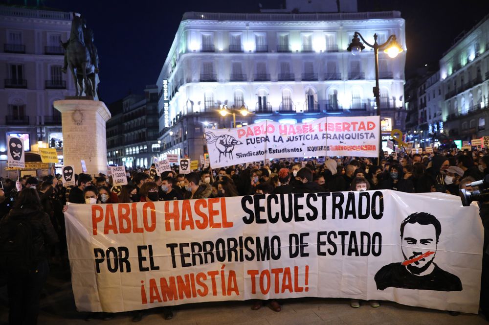 Участники акции протеста в поддержку рэпера Пабло Аселя.