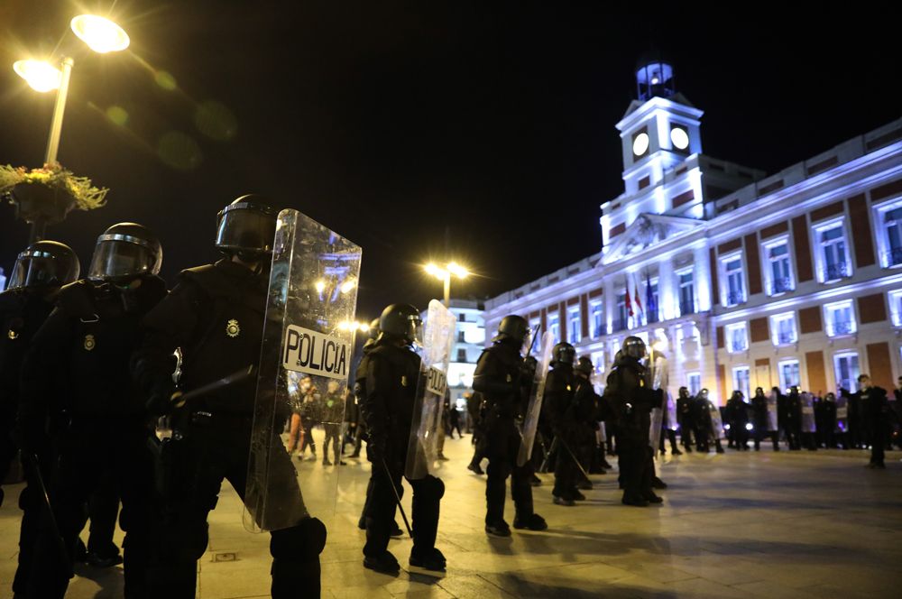 Сотрудники полиции во время акции протеста в поддержку рэпера Пабло Аселя.