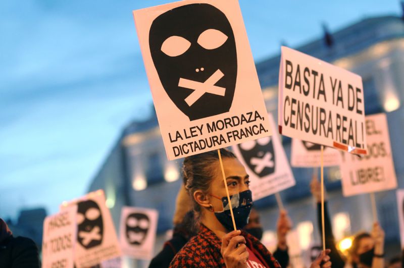 Участники акции протеста в поддержку рэпера Пабло Аселя.