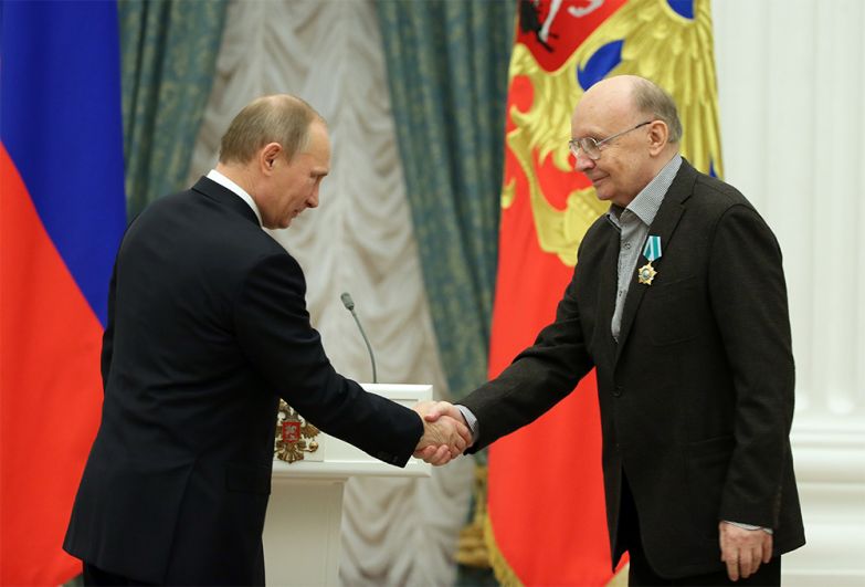 Президент России Владимир Путин и Андрей Мягков во время церемонии вручения «Ордена Дружбы» в Кремле. 25 декабря 2013 год.