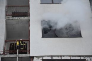 В недостроенном многоэтажном доме в Одессе произошел пожар: есть жертва