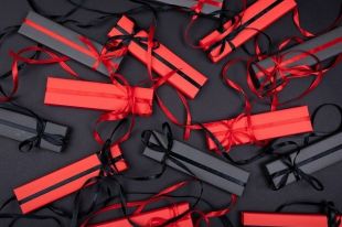 83% женщин убеждены, что на День защитника отечества нужно дарить подарки.