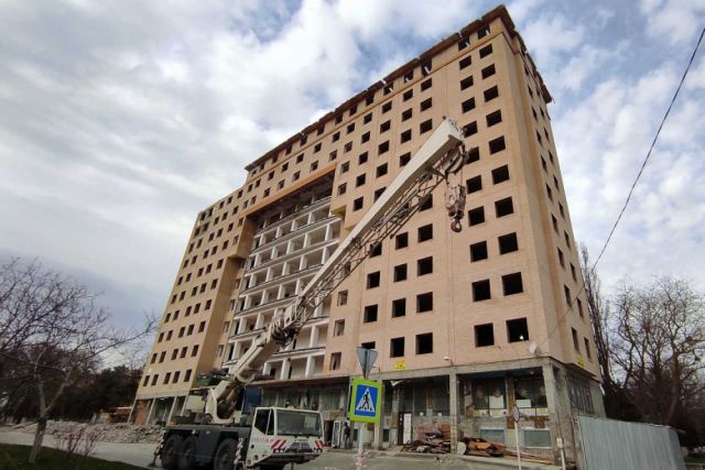 В Анапе сносят 12-этажный самострой на улице Таманской