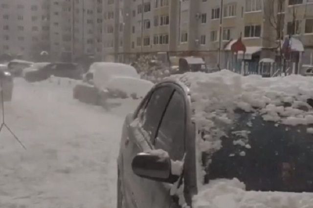 Упавший с крыши снег разбил несколько машин в Ставрополе