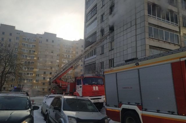 В Екатеринбурге из горящего дома на Старой Сортировке спаслись 45 жителей