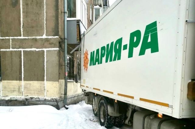 В Новокузнецке грузовик торговой сети постоянно сносит один и тот же балкон