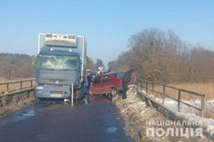 Во Львовской области автомобиль столкнулся с грузовиком: есть пострадавшие.
