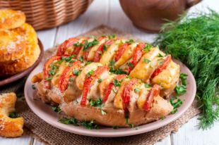 Запеченные куриные грудки с помидорами и сыром: рецепт вкусного блюда