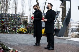 Президент вместе с супругой почтили подвиг Героев Небесной Сотни
