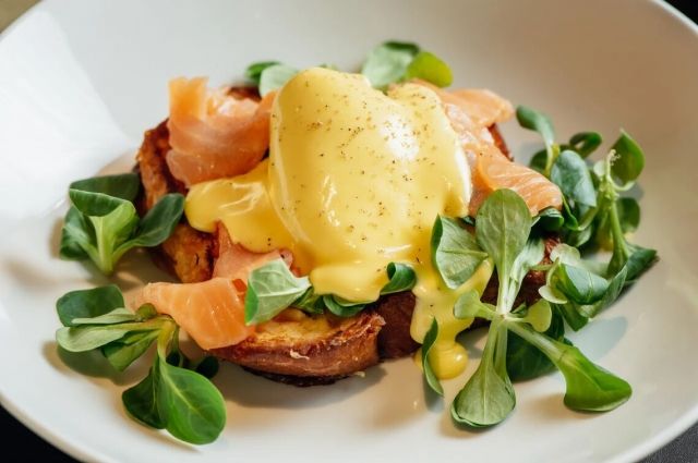 Яйца «Бенедикт» с голландским соусом рецепт – Французская кухня: Завтраки. «Еда»