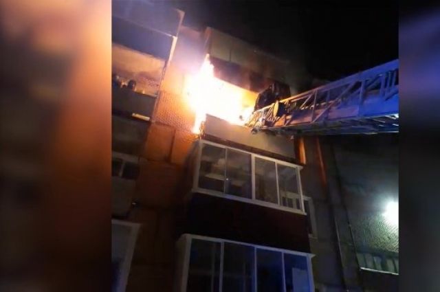 Пожарные Амурска спасли из горящей квартиры мужчину в Хабаровском крае