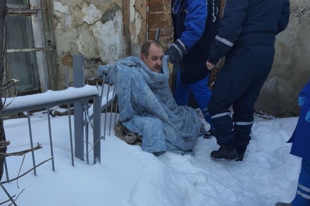 В центре Оренбурга сотрудники МЧС спасли жизнь упавшему на штырь мужчине. 