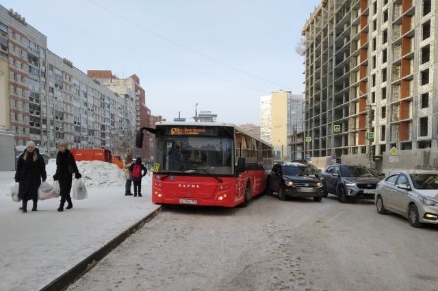 В Перми столкнулись рейсовый автобус и легковушка