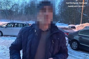 Во Львове мужчина закопал себя в снегу, чтобы скрыться от полицейских