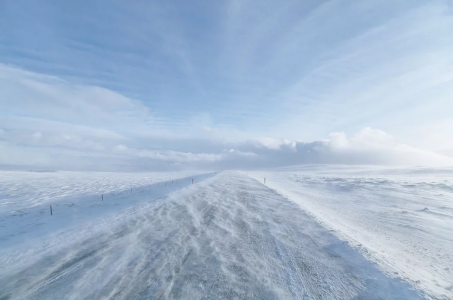 Оренбургский дальнобойщик застрял в снежном плену в Кировской области