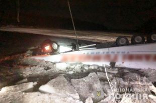 В Черниговской области фура упала с моста в реку
